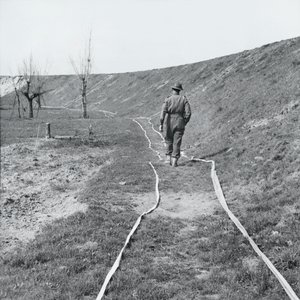 Marquage de bande blanche à travers un champ de mines, près de la rivière Senio, Italie, mars 1945 - English Photographer
